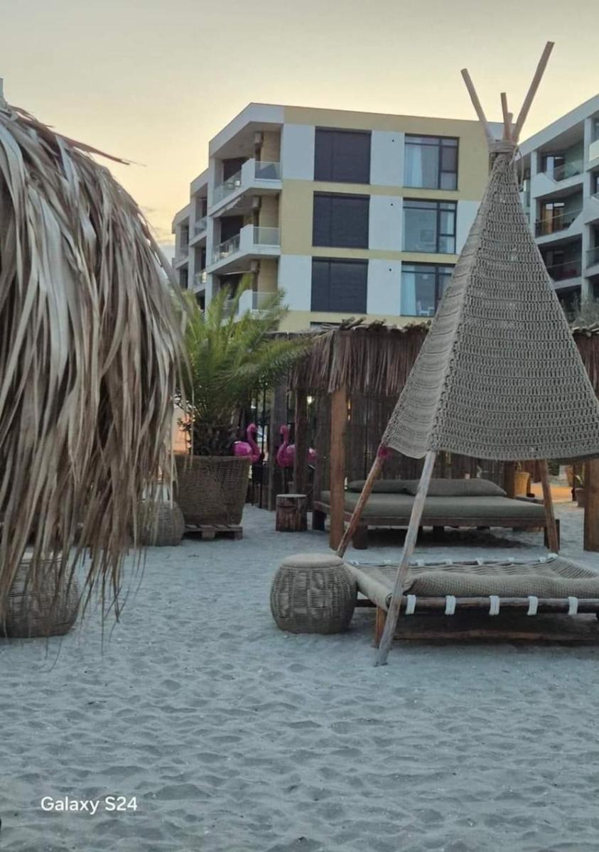 Constantinos Apartment Mamaia Nord Нэводари Экстерьер фото